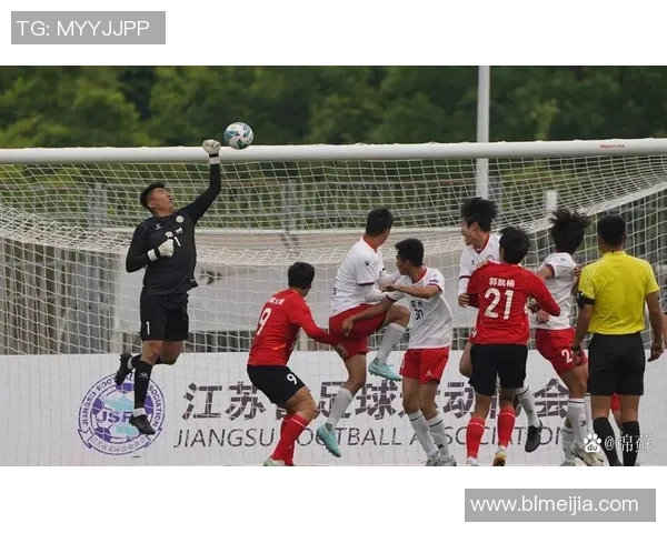 足球明星亲自赠送球裤照片分享球迷热情与运动精神